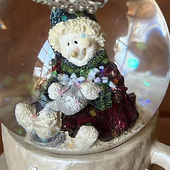 BOYDS BEARS & FRIENDS Miniature Snow Woman with Penguin Snow Globe - Picture 2 of 11